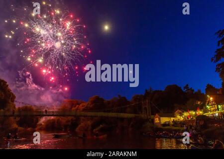 Shrewsbury Flower Show, Fireworks Display, River Severn, Quarry Park, The Boathouse Pub, Shrewsbury, Shropshire, England, Großbritannien, Stockfoto