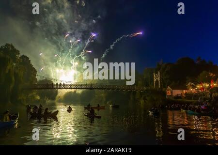 Shrewsbury Flower Show, Fireworks Display, River Severn, Quarry Park, The Boathouse Pub, Shrewsbury, Shropshire, England, Großbritannien, Stockfoto