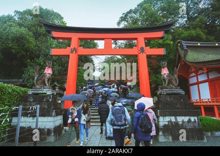 Kyoto, Japan - 17. Dezember 2019: Schöne Szene im Fushimi Inari Taisha-Schrein in Fushimi-ku, Kyoto, Japan. Stockfoto