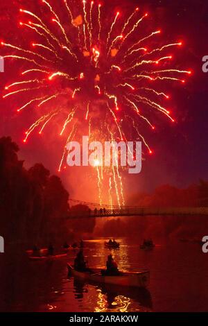 Shrewsbury Flower Show, Fireworks Display, River Severn, Quarry Park, The Boathouse Pub, Shrewsbury, Shropshire, England, Großbritannien, Stockfoto