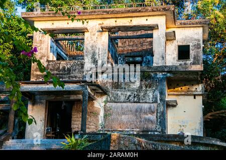 Alte verlassene Villa in Kep, Kambodscha. Die Reichtümer der Stadt am Meer kam zum Stillstand unter den Roten Khmer Stockfoto