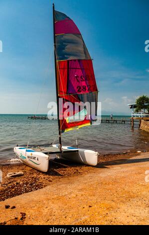 Ein Segelboot (Hobie Cat 13) strandeten an der Knai Bang Chatt Segelclub, Kep, Kambodscha Stockfoto