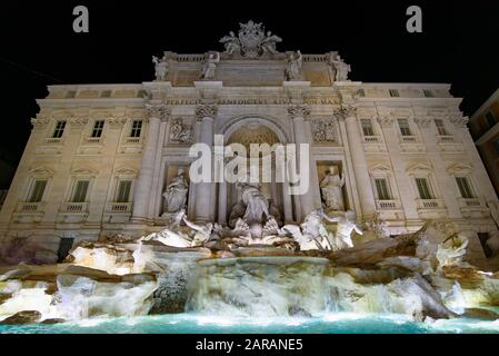 Trevi-Brunnen in der Nacht, einer der berühmtesten Brunnen der Welt, in Rom, Italien Stockfoto