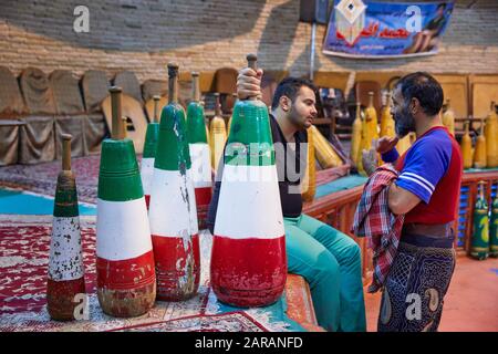 November 2017 notierte eine Demonstration in Zürkaneh, dem "Haus der Macht" in der Stadt Yazd im südlichen Iran. Der alte Sport, der von einem Meister der Feierlichkeiten (Minadan) geleitet wird, wird noch in vielen iranischen Städten praktiziert und folgt vorgegebenen Ritualen und ist ein Fitness- und Kraftsport. Weltweite Verwendung Stockfoto