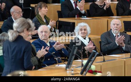 Erfurt, Deutschland. Januar 2020. Heinrich Rotmensch (r-l), Eva Pusztai und Günther Pappenheim, Holocaust-Überlebende, applaudieren Birgit Keller (die Linke), Landtagspräsidentin, für ihre Rede zur Gedenkstunde der Thüringer Landesregierung und des Thüringer Landtags für die Opfer des Nationalsozialismus im Landtag. Kredit: Michael Reichel / dpa / Alamy Live News Stockfoto