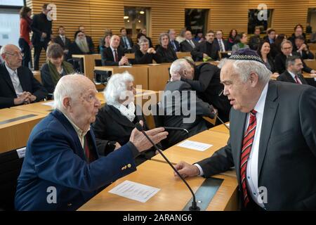 Erfurt, Deutschland. Januar 2020. Reinhard Schramm (r), Vorsitzender der Jüdischen Gemeinde des Landes Thüringen, grüßt vor der Gedenkstunde der Thüringer Landesregierung und des Thüringer Landtags für die Opfer des Nationalsozialismus im Landtag Heinrich Rotmensch (l) und Eva Pusztai, Holocaust-Überlebende. Kredit: Michael Reichel / dpa / Alamy Live News Stockfoto