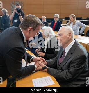 Erfurt, Deutschland. Januar 2020. Bodo Ramelow (l - die Linke), Regierungspräsident von Thüringen, begrüßt den Holocaust-Überlebenden Günther Pappenheim vor der Gedenkstunde der Thüringer Landesregierung und des Thüringer Landtags für die Opfer des Nationalsozialismus im Landtag von Thüringen. Kredit: Michael Reichel / dpa / Alamy Live News Stockfoto