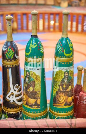 November 2017 notierte eine Demonstration in Zürkaneh, dem "Haus der Macht" in der Stadt Yazd im südlichen Iran. Der alte Sport, der von einem Meister der Feierlichkeiten (Minadan) geleitet wird, wird noch in vielen iranischen Städten praktiziert und folgt vorgegebenen Ritualen und ist ein Fitness- und Kraftsport. Weltweite Verwendung Stockfoto