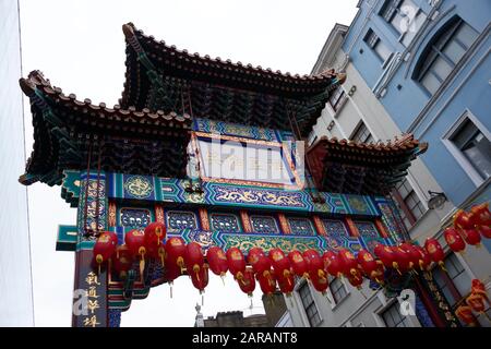 Chinesisches Neujahr 2020 London. Chinatown London mit feierlichen roten Laternen und lebendiger, ornamentaler Pforte mit traditionellen Dekorationen aus der Qing-Dynastie Stockfoto