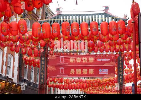 Chinesisches Neujahr 2020 London. Chinatown London mit feierlichen roten Laternen und lebendiger, ornamentaler Pforte mit traditionellen Dekorationen aus der Qing-Dynastie Stockfoto