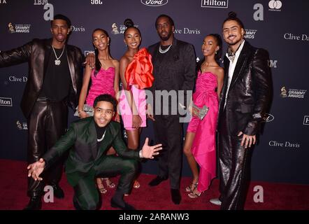 BEVERLY HILLS, CA - 25. JANUAR: Honoree Sean 'Diddy' Combs (C) mit Justin Dior Combs, Christian Casey Combs, Quincy Taylor Brown, D'Lila Star Combs, Jessie James Combs und Chance Combs besucht die Pre-Grammy-Gala und GRAMMY Salute zu Branchenkymbolen, Die Sean 'Diddy' Combs am 25. Januar 2020 in Beverly Hills, Kalifornien ehren. Stockfoto