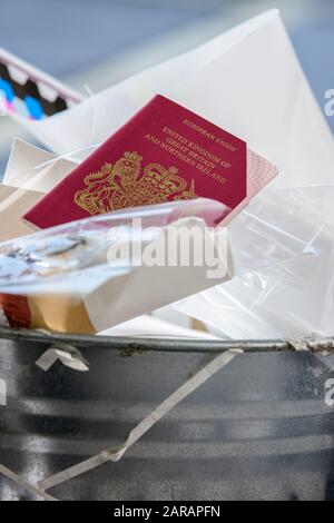 Raus mit dem Müll: Ein stornierter EU-Passport trifft vor dem Austritt Großbritanniens aus der EU am 31. Januar 2020 auf den Müll. Stockfoto