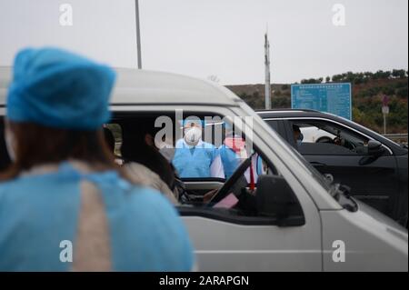 (200127) -- XINHUA, 27. Januar 2020 (Xinhua) -- Mitarbeiter verteilen Flugblätter zur Prävention und Kontrolle des neuartigen Coronavirus an Fahrer und Passagiere an der Ausfahrt Xinhua des Louhuai Expressway im Xinhua County, der zentralchinesischen Provinz Hunan, 27. Januar 2020. Um die neuartigen Coronavirus-Infektionen zu verhindern und zu kontrollieren, organisierte Xinhua County kürzlich medizinische, Verkehrsdienste, öffentliche Sicherheit und andere Abteilungen, um die Körpertemperatur von Fahrern und Passagieren zu überprüfen, die Xinhua betreten, und die Informationen von Fahrzeugen anderer Orte aufzuzeichnen. (Foto von Chen Zhenhai/Xinhua) Stockfoto