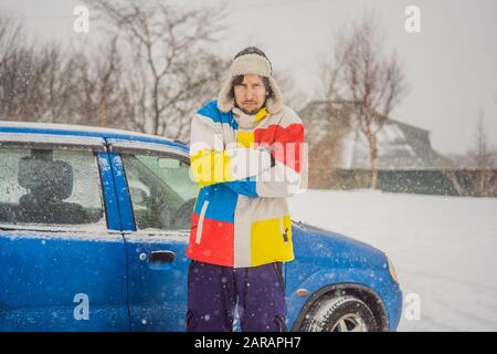 Der Mann war im Winter bei Schneefall sehr gefroren. Winterprobleme Stockfoto