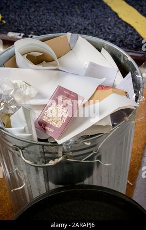 Raus mit dem Müll: Ein stornierter EU-Passport trifft vor dem Austritt Großbritanniens aus der EU am 31. Januar 2020 auf den Müll. Stockfoto