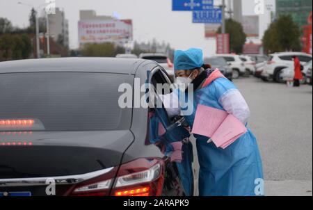 (200127) -- XINHUA, 27. Januar 2020 (Xinhua) -- EIN Mitarbeiter verteilt Flugblätter zur Prävention und Kontrolle des neuartigen Coronavirus an Fahrer und Passagiere an der Ausfahrt Xinhua des Louhuai Expressway im Xinhua County, der zentralchinesischen Provinz Hunan, 27. Januar 2020. Um die neuartigen Coronavirus-Infektionen zu verhindern und zu kontrollieren, organisierte Xinhua County kürzlich medizinische, Verkehrsdienste, öffentliche Sicherheit und andere Abteilungen, um die Körpertemperatur von Fahrern und Passagieren zu überprüfen, die Xinhua betreten, und die Informationen von Fahrzeugen anderer Orte aufzuzeichnen. (Foto von Chen Zhenhai/Xinhua) Stockfoto