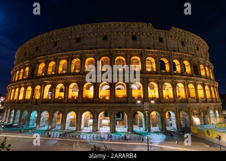 Colosseum in der Nacht, ein ovales Amphitheater und die beliebteste Touristenattraktion in Rom, Italien Stockfoto