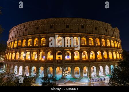 Colosseum in der Nacht, ein ovales Amphitheater und die beliebteste Touristenattraktion in Rom, Italien Stockfoto