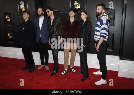 Los Angeles, CA, USA. Januar 2020. Ariel Rechtshaid, Chris Baio vom Vampir-Wochenende, David Macklovitch von Chromeo, Ezra Koenig vom Vampir-Wochenende, Danielle Haim von HAIM, Chris Tomson vom Vampir-Wochenende kommen auf den 62. Jährlichen Grammy-Preis roten Teppich im Staples Center am 26. Januar 2020 in Los Angeles, Kalifornien, Vereinigte Staaten. (Foto von Sthanlee B. Mirador/Sipa USA) Kredit: SIPA USA/Alamy Live News Stockfoto