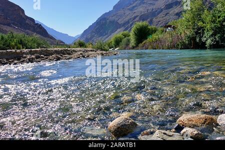 Klares Wasser des Flusses Shyok in der Nähe von Turtuk Dorf im Leh Bezirk Ladakh Stockfoto