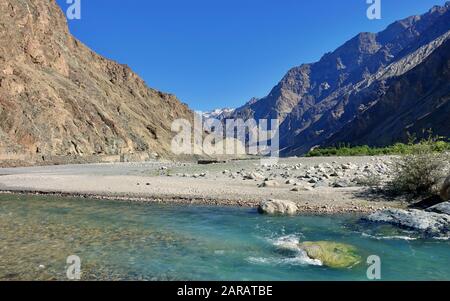 Klares Wasser des Flusses Shyok in der Nähe des Dorfes Turtuk im Leh-Distrikt Ladakh R. Stockfoto