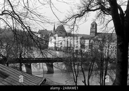 Spaziergang entlang des Steilhang-Wasserburg am Inn gegenüberliegend mit Blick auf die Altstadt und die Rote Brücke, 1957. Ein Spaziergang entlang des Steilhanges mit Blick auf Wasserburg in der historischen Innenstadt von Inn und Blick auf die Rote Brücke, 1957. Stockfoto