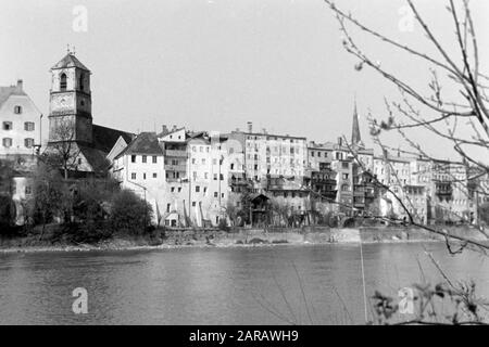 Spaziergang entlang des Steilhang-Wasserburg am Inn gegenüberliegend mit Blick auf die Altstadt, 1957. Ein Spaziergang entlang des Steilhanges mit Blick auf Wasserburg in der historischen Innenstadt von Inn, 1957. Stockfoto