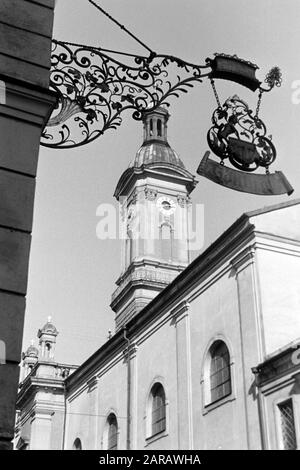 Kneipenschild Höllbräu mit dem Turm der St. Oswald-Kirche, 1957. Kneipschild Höllbräu mit St. Oswalds Kirchturm, 1957. Stockfoto