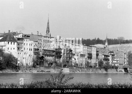 Spaziergang entlang des Steilhang-Wasserburg am Inn gegenüberliegend mit Blick auf die Altstadt, 1957. Ein Spaziergang entlang des Steilhanges mit Blick auf Wasserburg in der historischen Innenstadt von Inn, 1957. Stockfoto