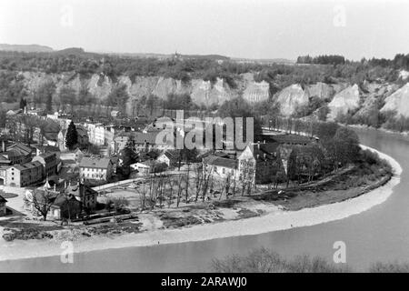 Spaziergang entlang des Steilhang-Wasserburg am Inn gegenüberliegend mit Blick auf die Altstadt, 1957. Ein Spaziergang entlang des Steilhanges mit Blick auf Wasserburg in der historischen Innenstadt von Inn, 1957. Stockfoto