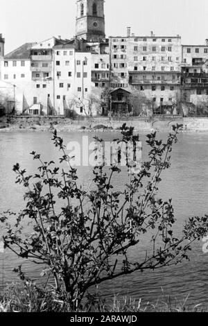 Spaziergang entlang des Steilhang-Wasserburg am Inn gegenüberliegend mit Blick auf die Altstadt, 1957. Ein Spaziergang entlang des Steilhanges mit Blick auf Wasserburg in der historischen Innenstadt von Inn, 1957. Stockfoto