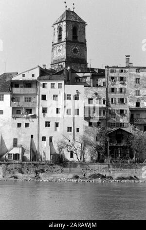 Spaziergang entlang des Steilhang-Wasserburg am Inn gegenüberliegend mit Blick auf die Altstadt, 1957. Ein Spaziergang entlang des Steilhanges mit Blick auf Wasserburg in der historischen Innenstadt von Inn, 1957. Stockfoto