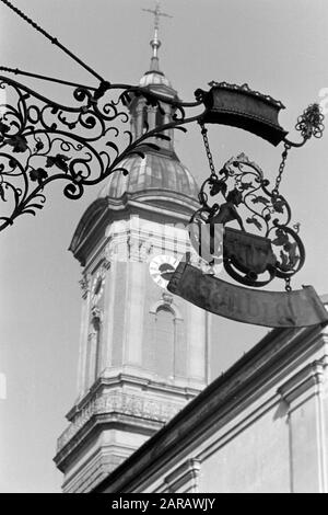 Kneipenschild Höllbräu mit dem Turm der St. Oswald-Kirche, 1957. Kneipschild Höllbräu mit St. Oswalds Kirchturm, 1957. Stockfoto