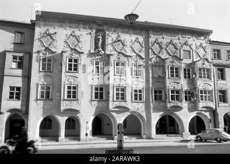 Das Kernhaus mit Rokoko-Fassade von Stuckateur Johann Baptist Zimmermann, heute behertert der rechte Teil das Hotel und Gasthaus Paulanerstuben, der linke das Amtsgericht Wasserburg, 1957. Das Kern-Gebäude zeigt eine von dem Stuck-Pflasterer Johann baptist Zimmermann gestaltete Rokoko-Fassade, die heute als Hotel und Restaurant Paulanerstuben im rechten Flügel und als Amtsgericht im linken Flügel, 1957, dient. Stockfoto