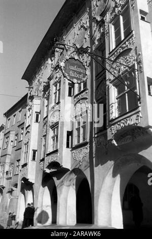 Das Kernhaus mit Rokoko-Fassade von Stuckateur Johann Baptist Zimmermann, heute behertert der rechte Teil das Hotel und Gasthaus Paulanerstuben, der linke das Amtsgericht Wasserburg, 1957. Das Kern-Gebäude zeigt eine von dem Stuck-Pflasterer Johann baptist Zimmermann gestaltete Rokoko-Fassade, die heute als Hotel und Restaurant Paulanerstuben im rechten Flügel und als Amtsgericht im linken Flügel, 1957, dient. Stockfoto