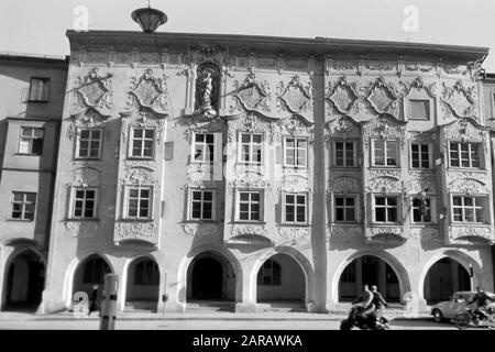 Das Kernhaus mit Rokoko-Fassade von Stuckateur Johann Baptist Zimmermann, heute behertert der rechte Teil das Hotel und Gasthaus Paulanerstuben, der linke das Amtsgericht Wasserburg, 1957. Das Kern-Gebäude zeigt eine von dem Stuck-Pflasterer Johann baptist Zimmermann gestaltete Rokoko-Fassade, die heute als Hotel und Restaurant Paulanerstuben im rechten Flügel und als Amtsgericht im linken Flügel, 1957, dient. Stockfoto