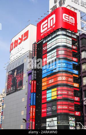 TOKYO, Japan - 11. MAI 2012: Bunte Werbung in Shinjuku, Tokyo. Shinjuku ist einer der belebtesten Stadtteile von Tokio, mit vielen interna Stockfoto