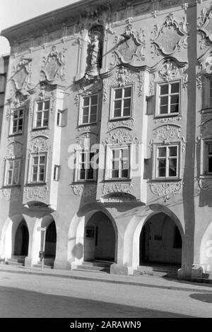 Das Kernhaus mit Rokoko-Fassade von Stuckateur Johann Baptist Zimmermann, heute behertert der rechte Teil das Hotel und Gasthaus Paulanerstuben, der linke das Amtsgericht Wasserburg, 1957. Das Kern-Gebäude zeigt eine von dem Stuck-Pflasterer Johann baptist Zimmermann gestaltete Rokoko-Fassade, die heute als Hotel und Restaurant Paulanerstuben im rechten Flügel und als Amtsgericht im linken Flügel, 1957, dient. Stockfoto