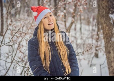 Weihnachtsfrau. Beauty Model Girl in Santa Claus Hut. Verkauf. Nahaufnahme Weihnachtsporträt Stockfoto