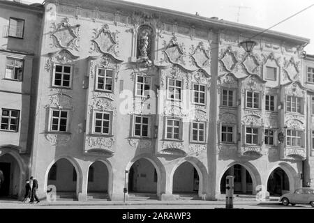 Das Kernhaus mit Rokoko-Fassade von Stuckateur Johann Baptist Zimmermann, heute behertert der rechte Teil das Hotel und Gasthaus Paulanerstuben, der linke das Amtsgericht Wasserburg, 1957. Das Kern-Gebäude zeigt eine von dem Stuck-Pflasterer Johann baptist Zimmermann gestaltete Rokoko-Fassade, die heute als Hotel und Restaurant Paulanerstuben im rechten Flügel und als Amtsgericht im linken Flügel, 1957, dient. Stockfoto