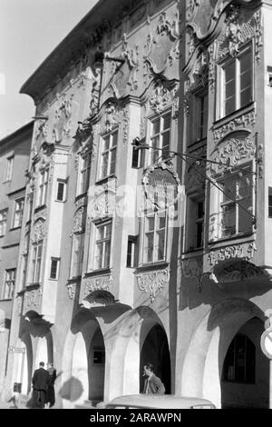 Das Kernhaus mit Rokoko-Fassade von Stuckateur Johann Baptist Zimmermann, heute behertert der rechte Teil das Hotel und Gasthaus Paulanerstuben, der linke das Amtsgericht Wasserburg, 1957. Das Kern-Gebäude zeigt eine von dem Stuck-Pflasterer Johann baptist Zimmermann gestaltete Rokoko-Fassade, die heute als Hotel und Restaurant Paulanerstuben im rechten Flügel und als Amtsgericht im linken Flügel, 1957, dient. Stockfoto