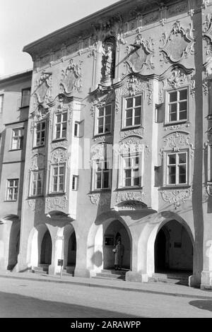 Das Kernhaus mit Rokoko-Fassade von Stuckateur Johann Baptist Zimmermann, heute behertert der rechte Teil das Hotel und Gasthaus Paulanerstuben, der linke das Amtsgericht Wasserburg, 1957. Das Kern-Gebäude zeigt eine von dem Stuck-Pflasterer Johann baptist Zimmermann gestaltete Rokoko-Fassade, die heute als Hotel und Restaurant Paulanerstuben im rechten Flügel und als Amtsgericht im linken Flügel, 1957, dient. Stockfoto