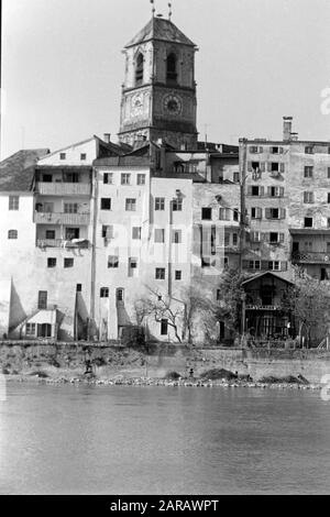 Spaziergang entlang des Steilhang-Wasserburg am Inn gegenüberliegend mit Blick auf die Altstadt, 1957. Ein Spaziergang entlang des Steilhanges mit Blick auf Wasserburg in der historischen Innenstadt von Inn, 1957. Stockfoto