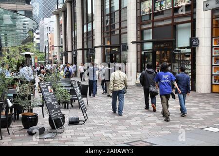 Tokio, JAPAN - 9. MAI 2012: Stadtleben in Akasaka Sacas, Bezirk Minato, Tokio, Japan. Der Großraum Tokio ist der bevölkerungsreichste Ballungsraum Stockfoto