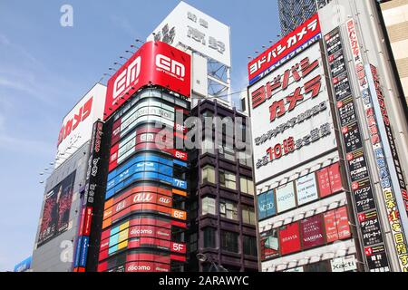 TOKYO, Japan - 11. MAI 2012: Bunte Werbung in Shinjuku, Tokyo. Shinjuku ist einer der belebtesten Stadtteile von Tokio, mit vielen interna Stockfoto