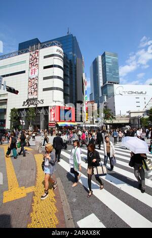 TOKYO, Japan - 11. MAI 2012: Menschenmassen zu Fuß die Hachiko Kreuzung in Shibuya, Tokio. Shibuya Crossing ist einer der belebtesten Orte in Tokio und wird erkannt Stockfoto