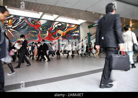 TOKYO, JAPAN - 9. Mai 2012: Menschenmassen beeilen Bahnhof Shibuya in Tokio in Japan. Mit 2,4 Millionen Passagieren auf einen Wochentag, es ist das 4.-geschäftigsten Pendler r Stockfoto