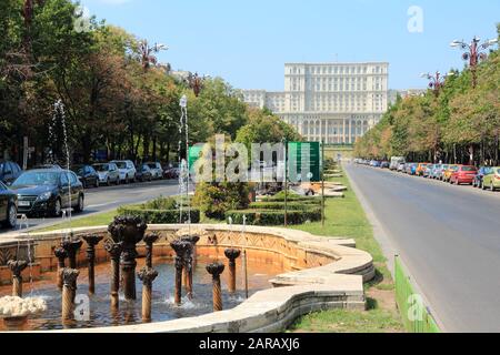 Bukarest, RUMÄNIEN - 19. AUGUST 2012: Straße zum Parlament in Bukarest, Rumänien. 2009 war Bukarest die 21. Meistbesuchte Stadt der Welt Stockfoto