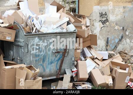 Subotica, SERBIEN - 12. AUGUST 2012: Papierrecyclingbehälter in Subotica, Serbien. 2016 wurden in Serbien nur 10 Prozent der festen Abfälle recycelt. Stockfoto