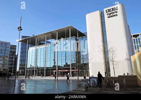 Menschen, die auf dem Central Square vor der BBC-Zentrale im Cardiff City Center Wales, Großbritannien, KATHY DEWITT, spazieren gehen Stockfoto